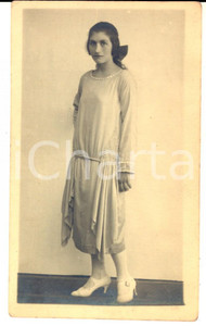 Fotografia d epoca originale 1925 ca AREA ITALIANA Ritratto di giovane donna in abito bianco   Foto L. GASCO 1