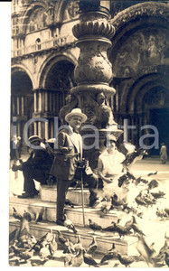 Fotografia d epoca originale 1926 VENEZIA Piazza San Marco  Coppia di turisti tra i piccioni Foto cartolina 1