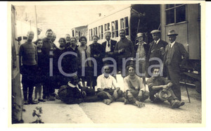 Fotografia d epoca originale 1950 ca AREA ITALIANA STAZIONE Ritratto di gruppo con un treno  Foto VINTAGE 1