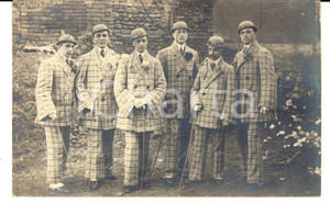 Fotografia d epoca originale 1920 ca ENGLAND TEATRO Gruppo di attori in abito a quadretti  Foto CURIOSA 1