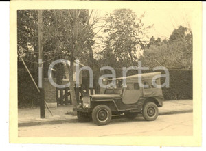 Fotografia d epoca originale 1950 ca s. l. AUTOMOBILISMO Jeep WRANGLER WILLYS MB vicino a villetta Foto 10x7 1