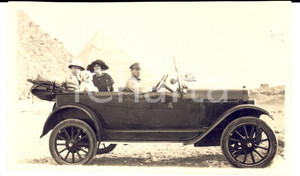 Fotografia d epoca originale 1920 ca EGITTO Coppia in visita alle Piramidi con auto e barboncino Foto 14x8 1