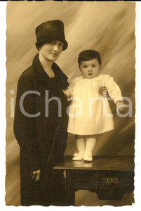 Fotografia d epoca originale 1930 ca TORINO Ritratto di madre con la figlia bambina Foto cartolina APPIANO 1
