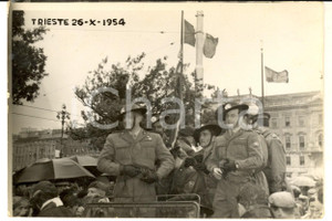 Fotografia d epoca originale 26 ottobre 1954 TRIESTE Ritorno all Italia  Bersaglieri in festa FOTO cartolina 1