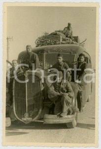 Fotografia d epoca originale 1940 ca WW2 AOI REGIA AERONAUTICA Gruppo di ufficiali con autocarro Foto 8x13 1