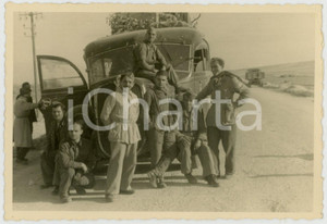 Fotografia d epoca originale 1940 ca WW2 AOI REGIA AERONAUTICA Gruppo di ufficiali con autocarro  Foto 13x8 1