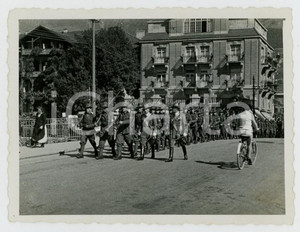 Fotografia d epoca originale 1939 MERANO ALPINI Corteo per la festa del reggimento  Fotografia 10x8 cm 1