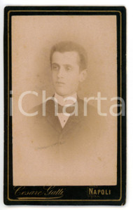 Fotografia d epoca originale 1900 ca NAPOLI Ritratto di giovane uomo in abito scuro Foto Cesare GATTI  CDV 1