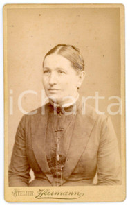 Fotografia d epoca originale 1890 ca LEIPZIG Ritratto di donna con spilla al collo Foto HERRMANN  CDV 1