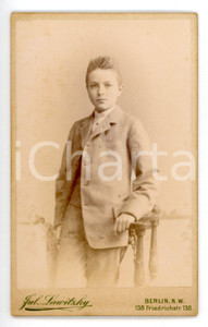 Fotografia d epoca originale 1900 ca BERLIN Ritratto di ragazzo in abito chiaro Foto Julius LAWITZKY  CDV 1