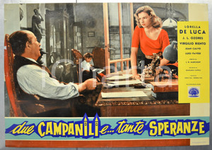 Materiale cinematografico d’epoca 1957 DUE CAMPANILI E TANTE SPERANZE Lorella DE LUCA J.L. OZORES Fotobusta 66x46 1
