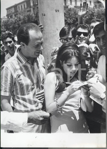 Fotografia d epoca originale 1967 CANTAGIRO CATANIASIRACUSA Nico FIDENCO e Fulvia firmano autografi Foto 1