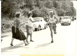 Fotografia d epoca originale 1960 FONTAINEBLEAU Alain MIMOUN champion de France de marathon Photo 1