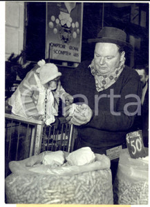 Fotografia d epoca originale 1958 PARIS Election du Roi des camelots  Marchand de cacahuettes Photo 13x18 1