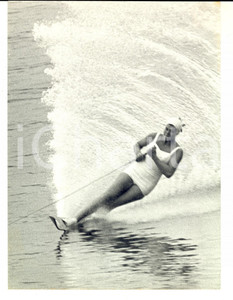 Fotografia d epoca originale 1955 ca MILANO SCI NAUTICO Femminile  Nancie RIDEAU USA in gara Foto 1