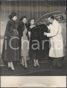 Fotografia d epoca originale 1954 TORINO Pellicce RIVELLA per le miss  Marcella MARIANI Nadia BIANCHI 1