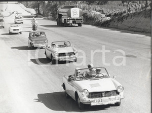 Fotografia d epoca originale 1964 CANTAGIRO CERVIA Carovana Fiat con i cantanti Lucio DALLA e Michele Foto 1