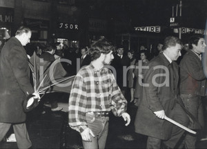 Fotografia d epoca originale 1967 MILANO Disordini in cittÃ  per manifestazione dei capelloni Foto 24x18 1