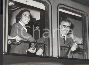 Fotografia d epoca originale 1957 ROMA Termini   Giovanni Leone in partenza per Londra con la moglie Foto 1