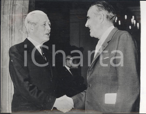 Fotografia d epoca originale 1963 LONDON Mac MILLAN stringe la mano a William AVERELL HARRIMAN Foto 18x13 1