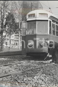 Fotografia d epoca originale 1953 MILANO  Sciopero Generale  Tranviere toglie le pietre dai binari Foto 1