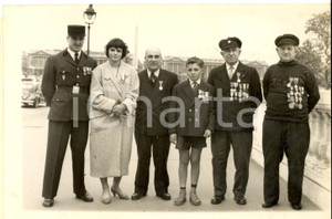 Fotografia d epoca originale 1957 PARIS Sauveteurs de la mer Ã  l honneur  Claude CAMPET Danielle LE TELLIER 1