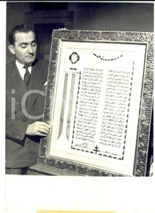 Fotografia d epoca originale 1959 PARIS Le dr. CHREKI avec le poÃ¨me arabe en hommage Ã  DE GAULLE Photo 13x18 1