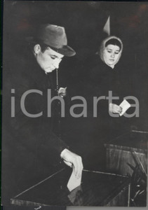 Fotografia d epoca originale 1955 ca URSS Elezioni politiche generali  Cittadini alle urne Foto 13x18 cm 1