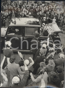 Fotografia d epoca originale 1953 LONDON Queen Elizabeth Duke of Edinburgh greet people on St. Quintin Avenue 1