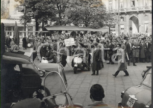 Fotografia d epoca originale 1956 MILANO Manifestazione a sostegno della Rivoluzione Ungherese Foto 18x13 1