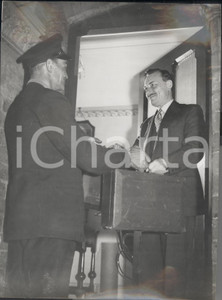 Fotografia d epoca originale 1957 WOLVERHAMPTON Enoch POWELL receiving briefcase bag on his doorstep Photo 1