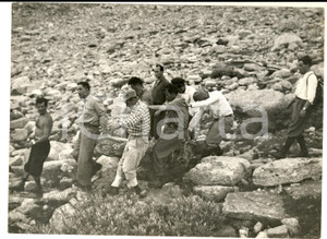 Fotografia d epoca originale 1958 LEVANNA OCCIDENTALE Trasporto di un alpinista morto in un incidente  Foto 1