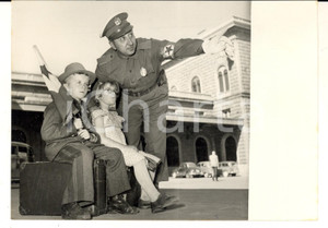 Fotografia d epoca originale 1952 BOLOGNA Congresso di Esperanto  Brigadiere NEGRONI con bimbi esperantisti 1