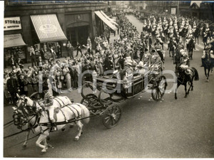 Fotografia d epoca originale 1956 LONDON King Faisal of Saudi Arabia drives with Queen Elizabeth Photo 1