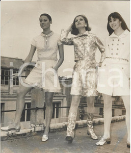 Fotografia d epoca originale 1967 PARIS Tre modelle in miniabiti della stilista BASTA Foto Moda 1