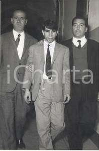 Fotografia d epoca originale 1966 MILANO Arresto di biscazziere dopo poker con delitto Foto 13x18 cm 1