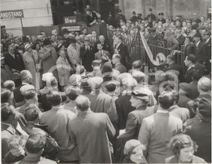 Fotografia d epoca originale 1958 EPSOM Gordon RICHARDS opening Steve DONOGHUE Memorial Gates Photo 20x15 1