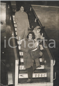 Fotografia d epoca originale 1957 LONDON Indonesian Revolution  Dutch families on their way home Photo 1