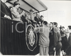 Fotografia d epoca originale 1963 MADRID ATLETICA LEGGERA Francisco FRANCO premia Balestra e Cavalli Foto 1