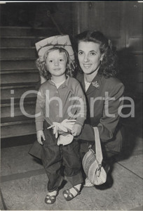 Fotografia d epoca originale 1953 SOUTHAMPTON Joy THOMPSON with her daughter back to Britain Photo 15x20 1