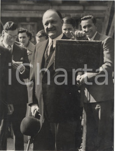 Fotografia d epoca originale 1955 LONDON Rab BUTLER leaving home with his bag of tricks Photo 15x20 cm 1