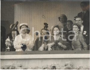 Fotografia d epoca originale 1953 ASCOT DERBY Royal Family smiling greet choir boy s victory Photo 20x15 cm 1