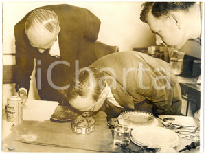 Fotografia d epoca originale 1958 LEATHERHEAD J. W. SELBY smells 50 yearold tin of kippered herring Photo 1