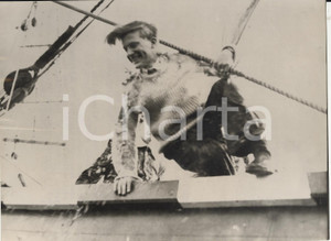 Fotografia d epoca originale 1957 PLYMOUNTH The stowaway Bob LEWIS jumping off the Mayflower II Photo 1