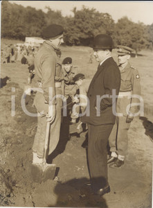 Fotografia d epoca originale 1956 ALDERSHOT John HARE talking with a soldier about SUEZ emergency Photo 1