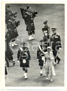 Fotografia d epoca originale 1953 EDINBURGH Queen Elizabeth visiting Argyll and Sutherland Highlanders Photo 1