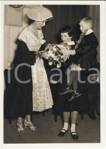 Fotografia d epoca originale 1955 ca TORINO La moglie di Rodolfo SAPORITI premia Maria Grazia GIRAUDO Foto 1