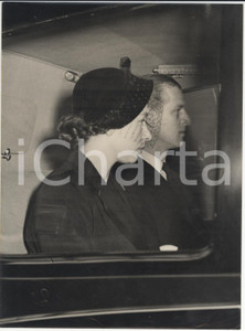 Fotografia d epoca originale 1953 LONDON Queen Elizabeth Duke of Edinburgh leaving Marlborough House Photo 1