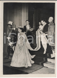 Fotografia d epoca originale 1953 LONDON Coronation Day Footman lifts Queen Elizabeth s train Photo 15x20 cm 1