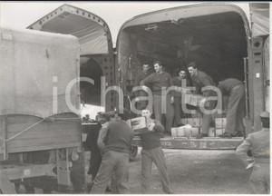 Fotografia d epoca originale 1956 CATANIA FONTANAROSSA Scarico dei viveri per siciliani bloccati dalla neve 1